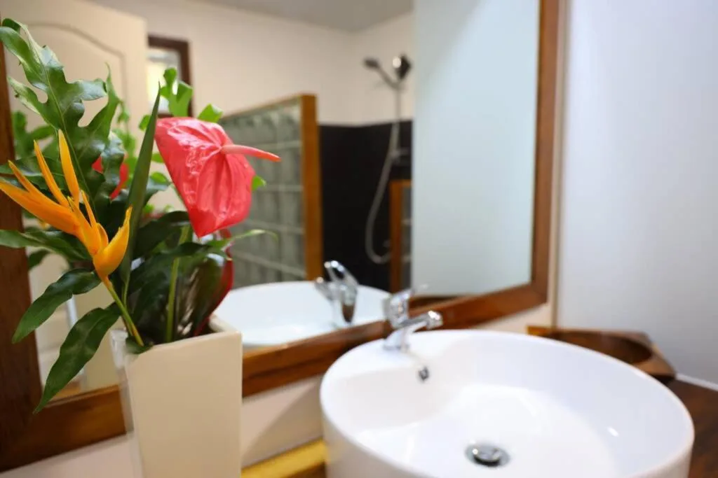 Fleurs tropicales fraîches dans la salle de bain