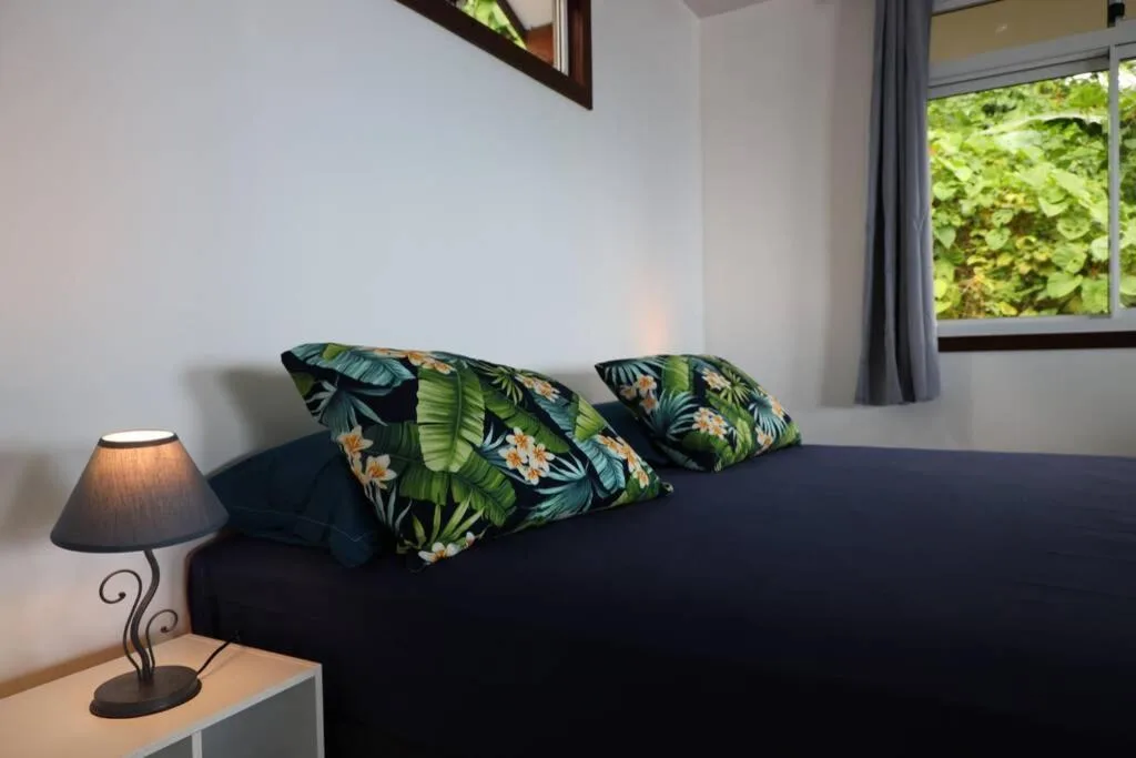 Lit king-size, coussins tropicaux