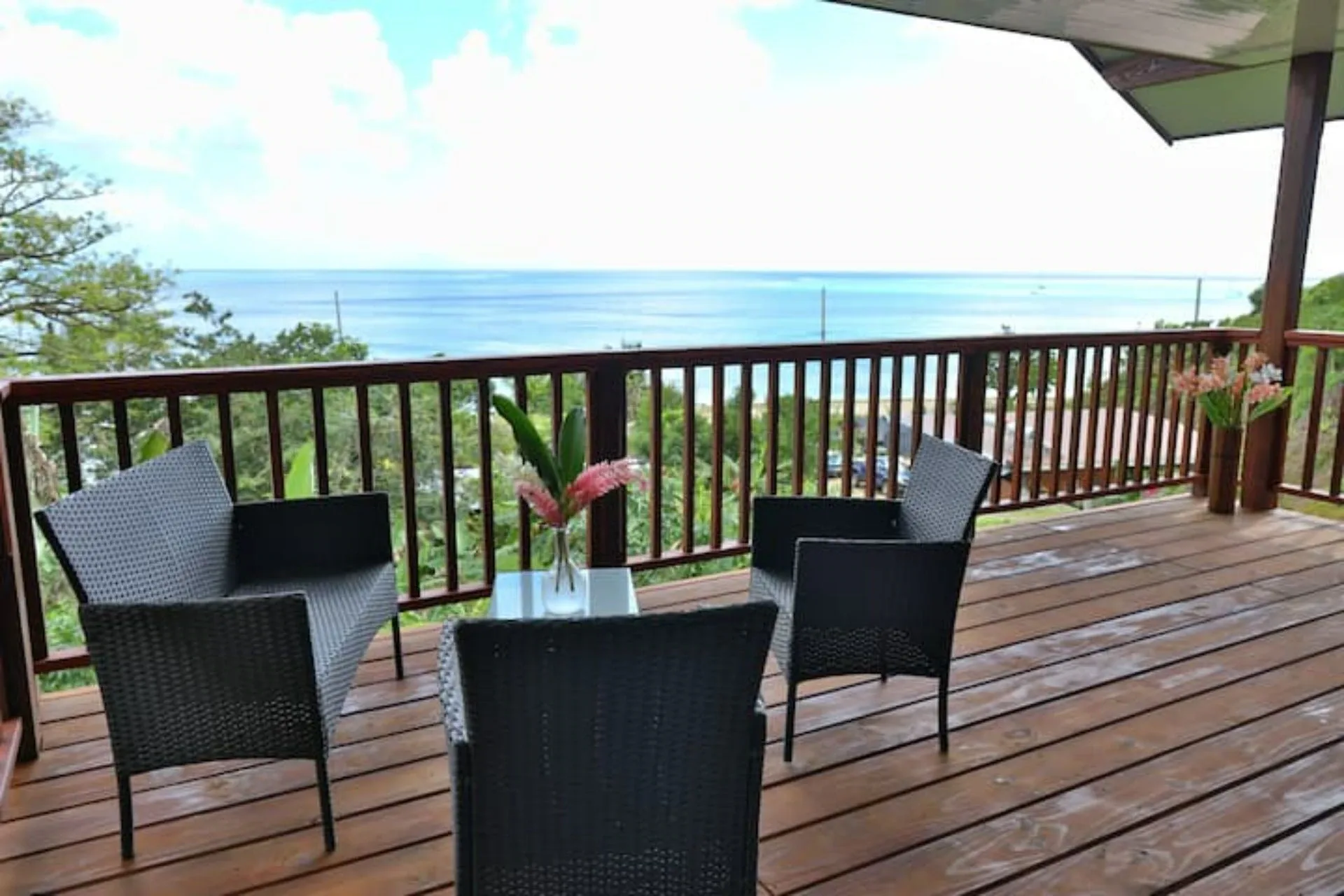 Le deck en fin d’après-midi, fauteuils face au lagon
