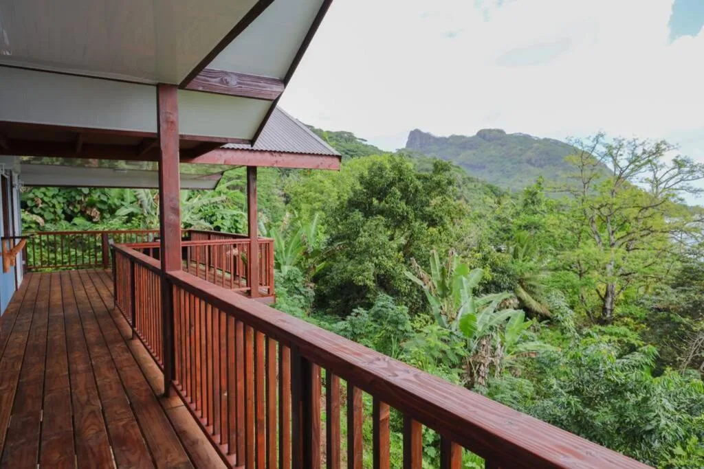 Le deck côté vallée, sur la végétation de Huahine