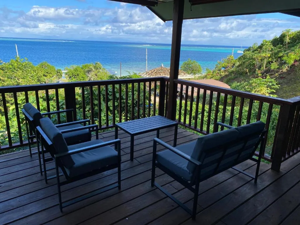 Le deck face au lagon turquoise de Huahine