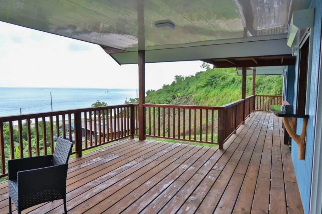 Le grand deck en bois qui court le long de la maison
