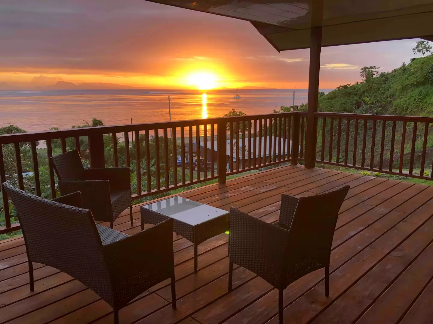 Coucher de soleil sur le lagon depuis le deck de The Mati House
