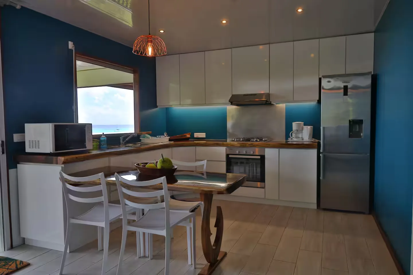 La kitchenette et ses plans de travail en bois