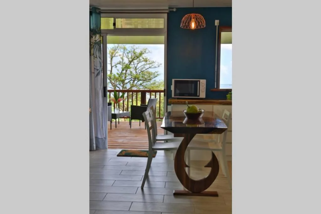 Le salon du Studio, table en bois massif et corbeille de fruits