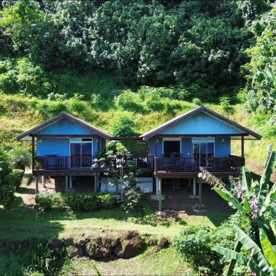 Les deux modules de The Mati House, adossés à la colline verte