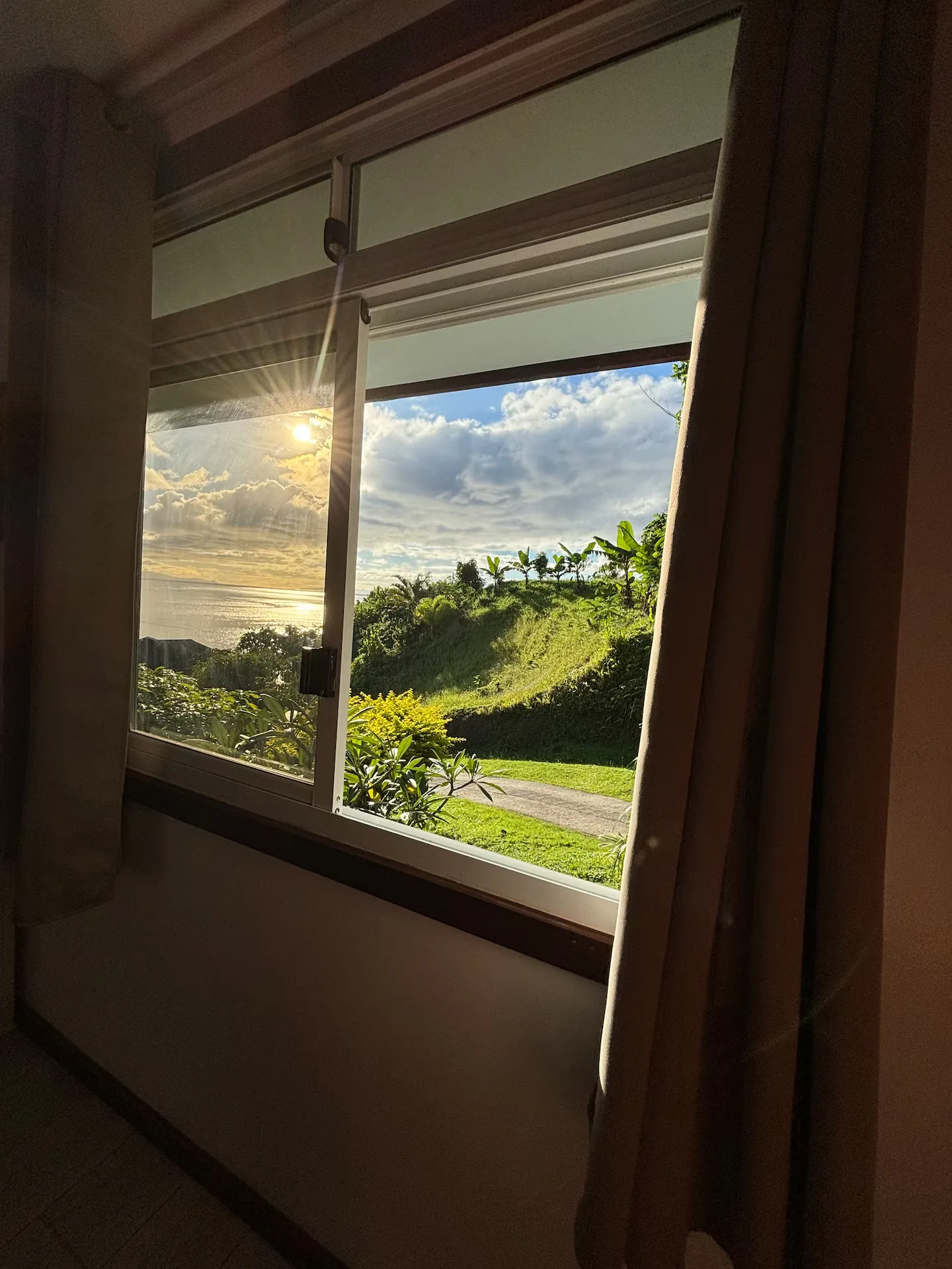 Vue du coucher de soleil depuis la fenêtre de la chambre